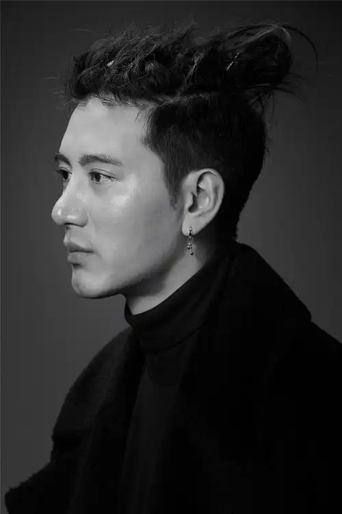 蒲巴甲忧郁大片曝光 非黑即白展现熟男魅力