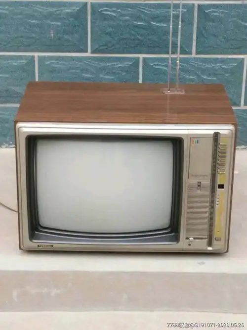 拆迁从老退休干部家收来七八十年代木克东芝大彩电,木克花纹漂亮,完整