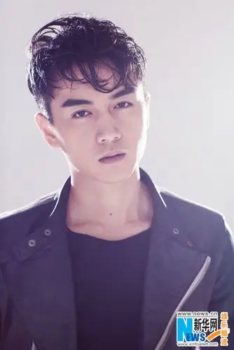 陈晓皮衣写真演绎不羁魅力 五官精致眼神凌厉