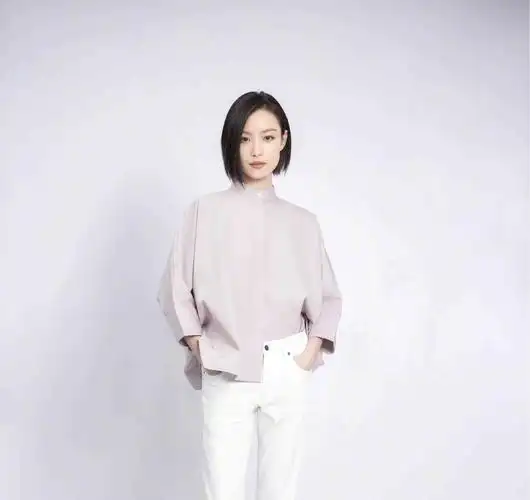 倪妮成"姬圈大佬"短发干练清爽,简约线条感上衣自信大气