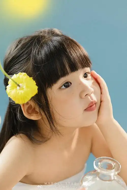 焦点对准女孩可爱的表情,治愈的笑容  简约高级,唯美有氛围感~  称