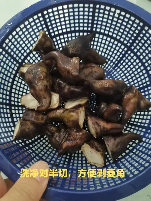 把菱角洗净,对半切开,这样做是为了方便把菱角肉剥出来2.