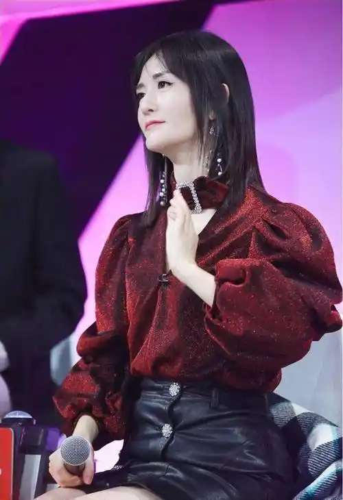 谢娜穿橙红色大衣配高领打底衫走机场,长发造型惊艳,高贵又洋气_进行