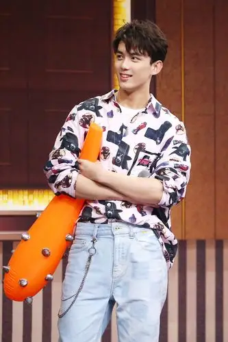 重现杨平舞剑却遭"水雾卸妆" 吴磊《王牌对王牌》反差魅力笑点十足