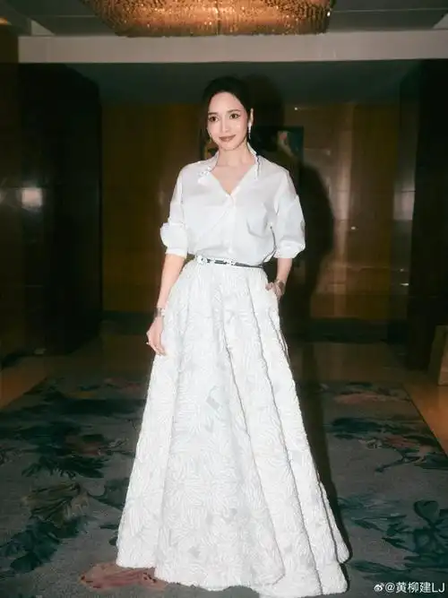 今晚主持,上班去了侯佩岑姐姐