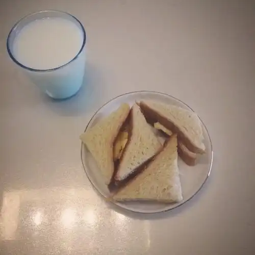 一个人的早餐,全麦面包夹煎鸡蛋