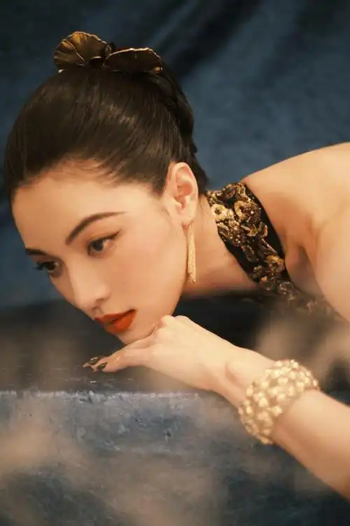 作为一位东方美人,钟楚曦的五官有着独特的韵味,今天我们就来对她的