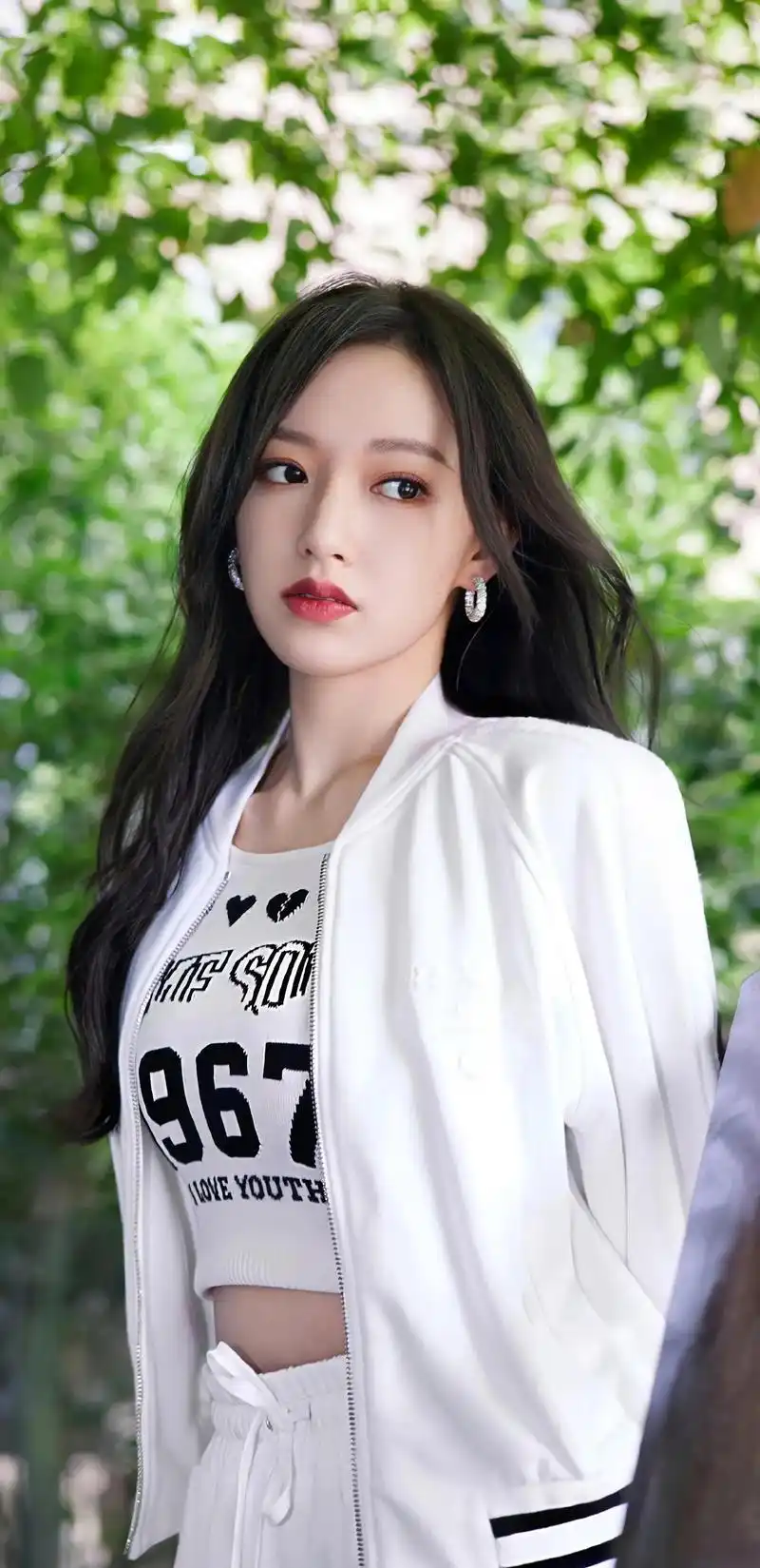 "人间芭比"程潇:性感妩媚颜值高,不需a4腰,依然女神范十足