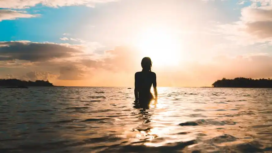 海上美女剪影壁纸