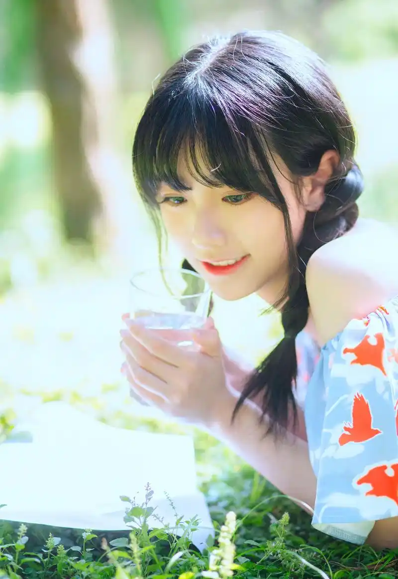 双麻花辫可爱美少女户外清新写真摄影美图