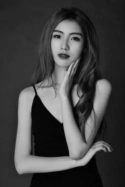 黑白肖像写真高级质感简约黑白肖像简约的黑白色调入境真实的情绪感
