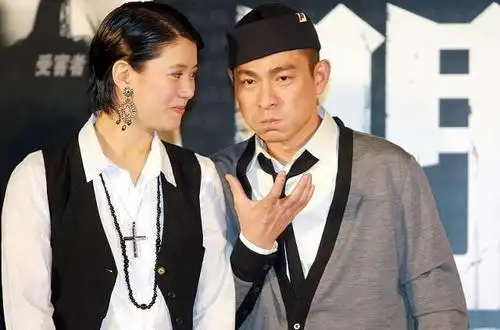 刘德华在节目中为鲁豫剪发