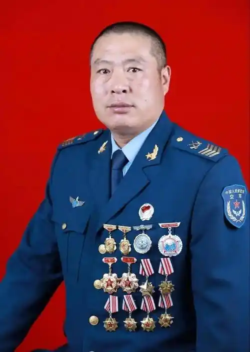 服役30年,军校里的『兵王』退休!_一级军士长_士官_大学