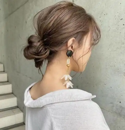 清爽丸子头的简单扎法(时尚达人亲自示范)(5)