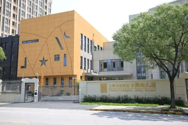 幼儿园占地面积8130平方米,总建筑面积7399平方米,是南翔镇目前办学