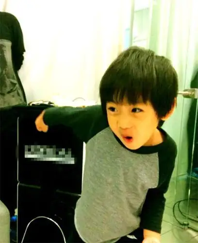 而kimi时常撒娇,离不开老爸林志颖,看起来也的确有点 "女孩子"的脾性.