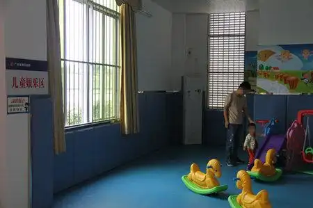 新会见室的儿童娱乐区.