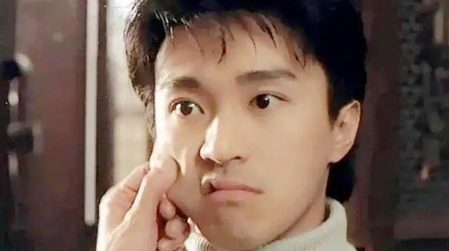 周星驰年轻时的老照片,单眼皮,现在是双眼皮!