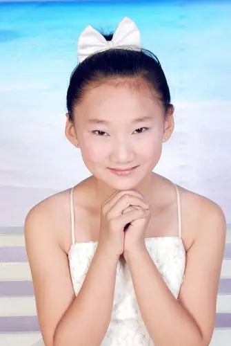 我今年13岁是中学生请问我适合留刘海还是露出额头适合留长发扎马尾