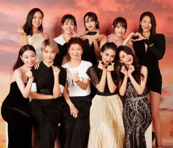 唐嫣杨幂久违同框,众女星前来蹭合影,竟被刘雯大长腿抢完风头!