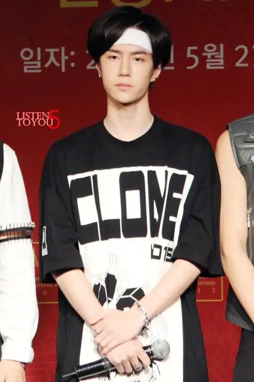 150527 韩国文化展览公演 @uniq-王一博 cr:logo