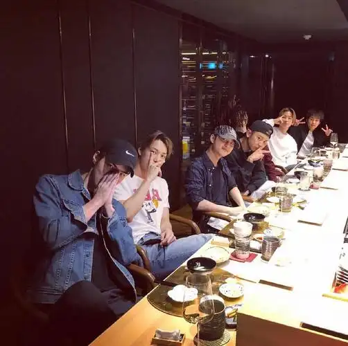 吃饭时跟男朋友怎么坐