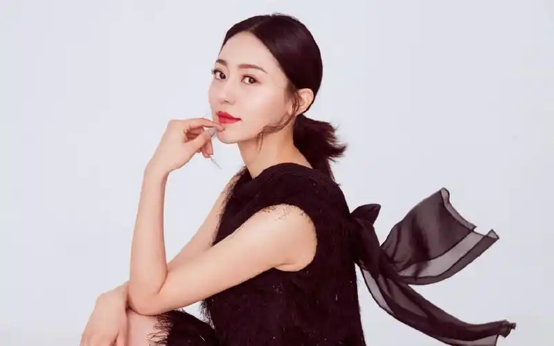 黄梦莹优雅迷人写真图片电脑壁纸