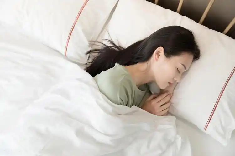 女人睡觉先吃什么对身体好 女人晚上睡觉前吃什么水果较好