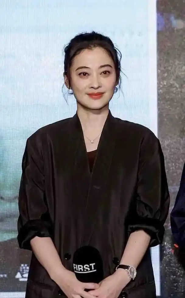 为了与她见面,我还邀请她参加了聚会.她的火爆让叶大鹰心生新的念头.