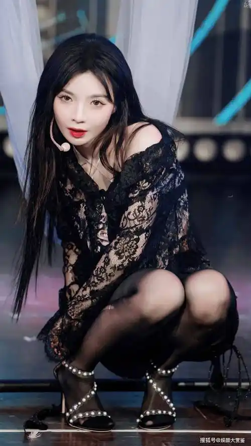 许杨玉琢性感舞台照,黑丝短裙,舞姿曼妙,生日公演造型_表演_舞蹈_观众