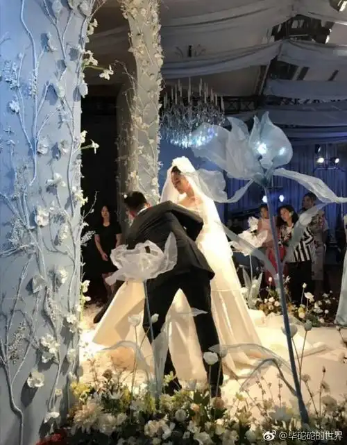 张馨予婚礼现场浪漫温馨深情告白新郎数次哽咽