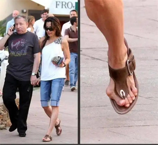 杨紫琼就更严重了,因为穿高跟鞋,整个脚都已经变形了