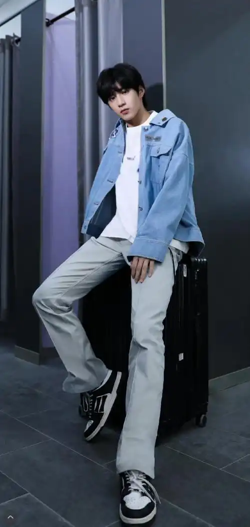 刘耀文西装上挂着长珍珠#刘耀文超话刘耀文的大长腿太优越了～又细又