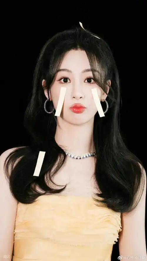 杨紫要久久爱里的鸡窝头造型也太可爱了吧,而且她和朋友一起笑起来好