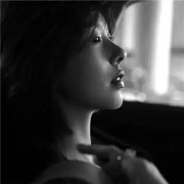 女生高冷黑白孤独头像你的心里没有我的位置