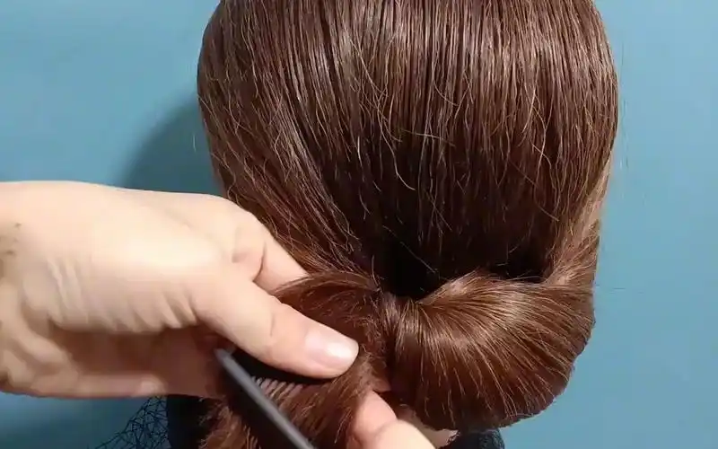 50岁妈妈冬款气质盘发,复古优雅还显发量,手法很简单很适合手笨