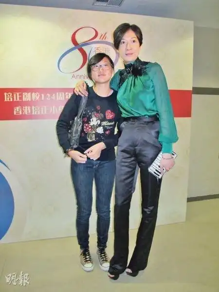 【"小龙女"身材高挑与母亲齐亮相 见拍照显害羞】