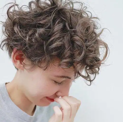 女生超短发满烫发发型这是一款有着碎发修剪的满烫发,这两年满烫发都