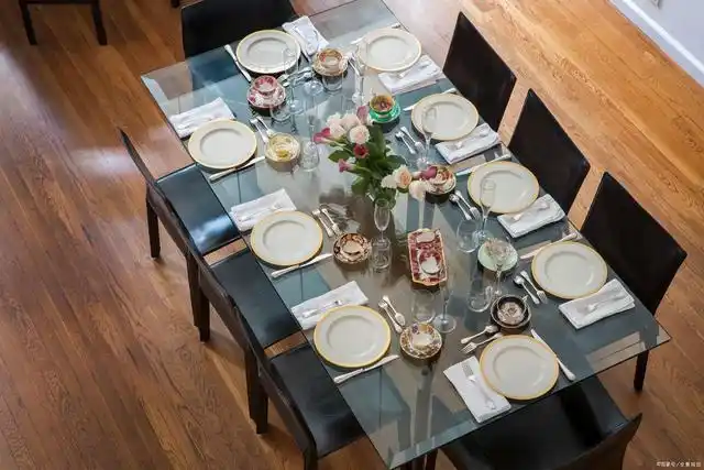 西餐餐桌礼仪,为什么那么讲究,让人又爱又恨