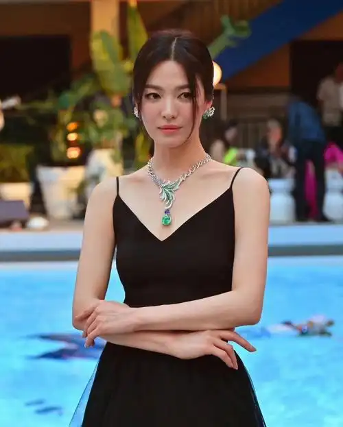 宋慧乔巴黎出席品牌晚宴活动花絮