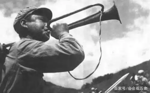 抗战时八路军战士吹冲锋号照,站高处吹响冲锋号,看着就激动人心
