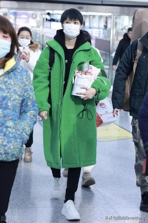 街拍李宇春绿色泰迪大衣黑色连帽卫衣黑色牛仔裤休闲时尚