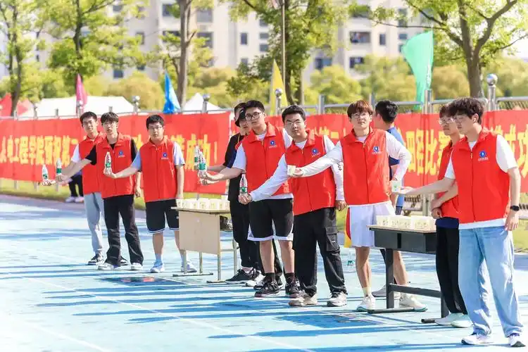 温情服务暖人心——网络与通信工程学院志愿者圆满完成运动会志愿服务