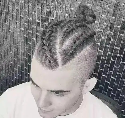 首页 玩发型 编头发 男士铲两边编小辫别太吸睛 2019男士最新款发顶