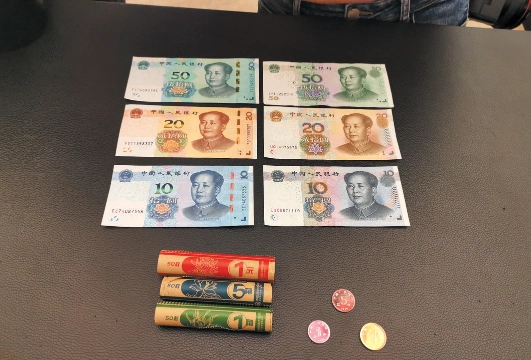 人民币上新首日 杭州人银行排队换新钞