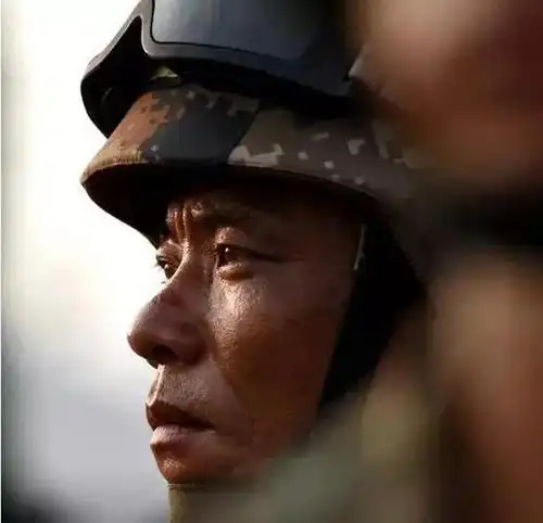 或不舍或留恋或坚韧或刚毅,或热血或虎贲军人的眼神军人的眼神里隐藏