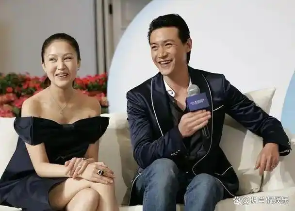 陆毅夫妇参加网红婚礼,穿黑色大衣献唱惹争议,鲍蕾望夫眼超腻歪