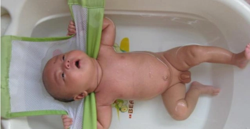 当刺激男孩子的敏感区的时候,阴茎海绵体充血,自然就会勃起;当孩子想