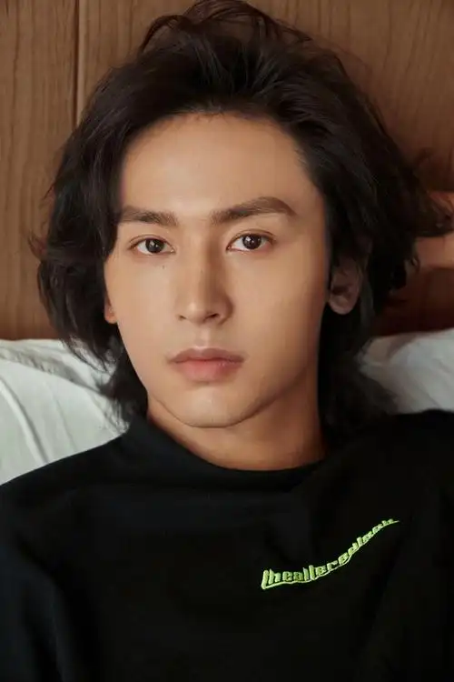 张哲瀚长发造型帅气写真图片48