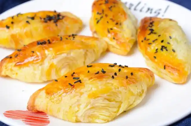 不用揉面,香酥可口的芒果酥的做法